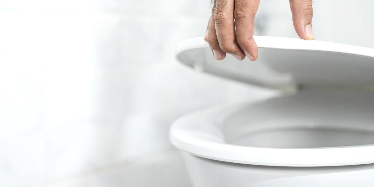 Kuinka poistaa keltainen väri wc-istuimen kannesta