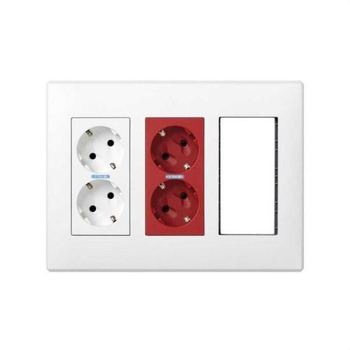 Kit seinärasia pinta-asennus-syvennys 3 kaksinkertaista elementtiä, joissa 1 kaksinkertainen pistorasia, 1 kaksinkertainen UPS, 2 tyhjää elementtiä valkoinen Simon 500 Cima viitenumerolla 51000309-030 brändiltä SIMON
