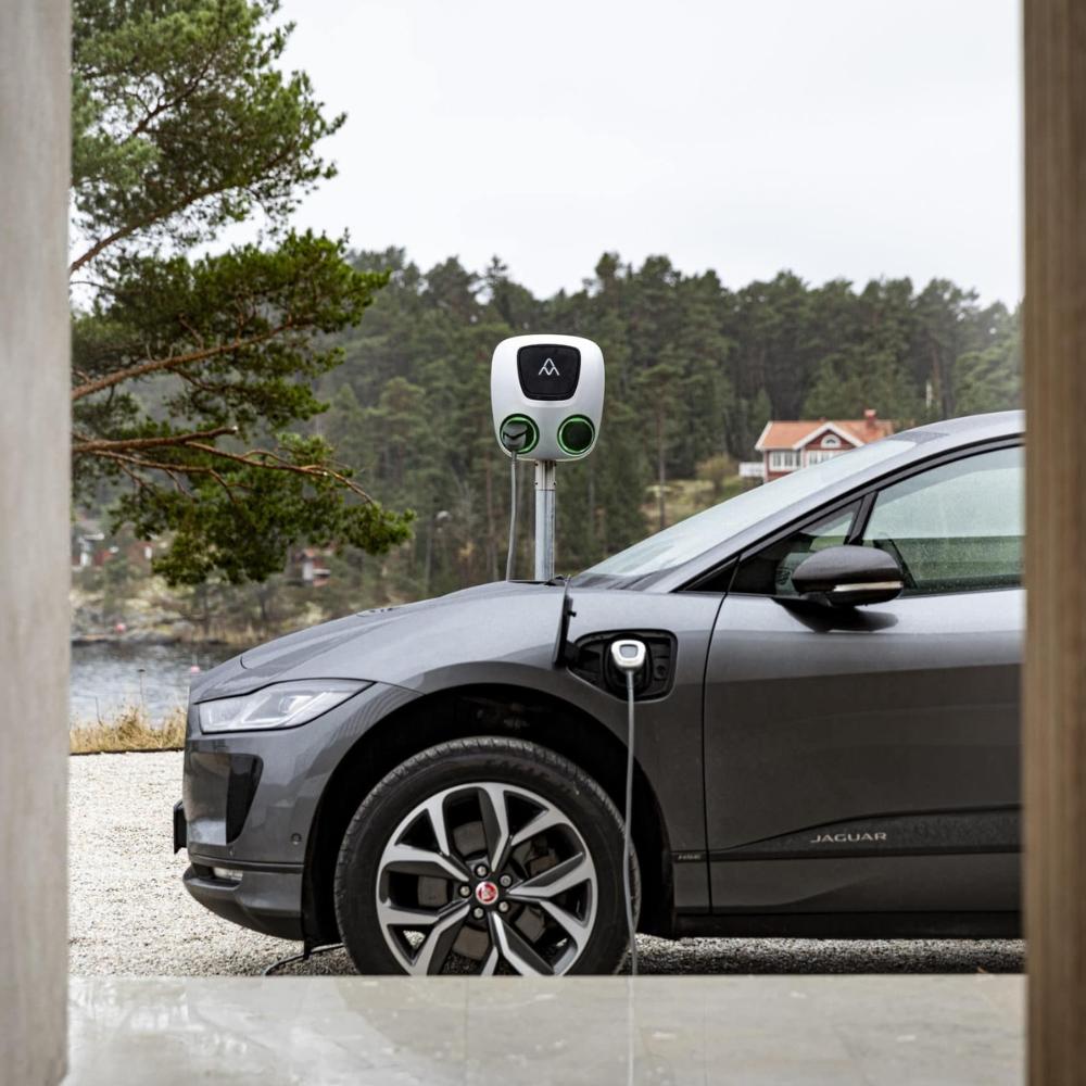 Sähköauton kaksoislaturi wifi-yhteydellä 2 x 22kW Charge Amps Aura -pistorasiat viitenumerolla 101010 brändiltä CHARGE AMPS