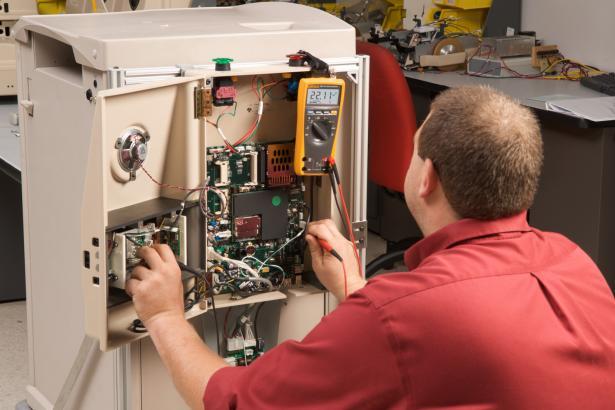 Fluke 179 True RMS digitaalinen yleismittari viitenumerolla 1645996 brändiltä FLUKE