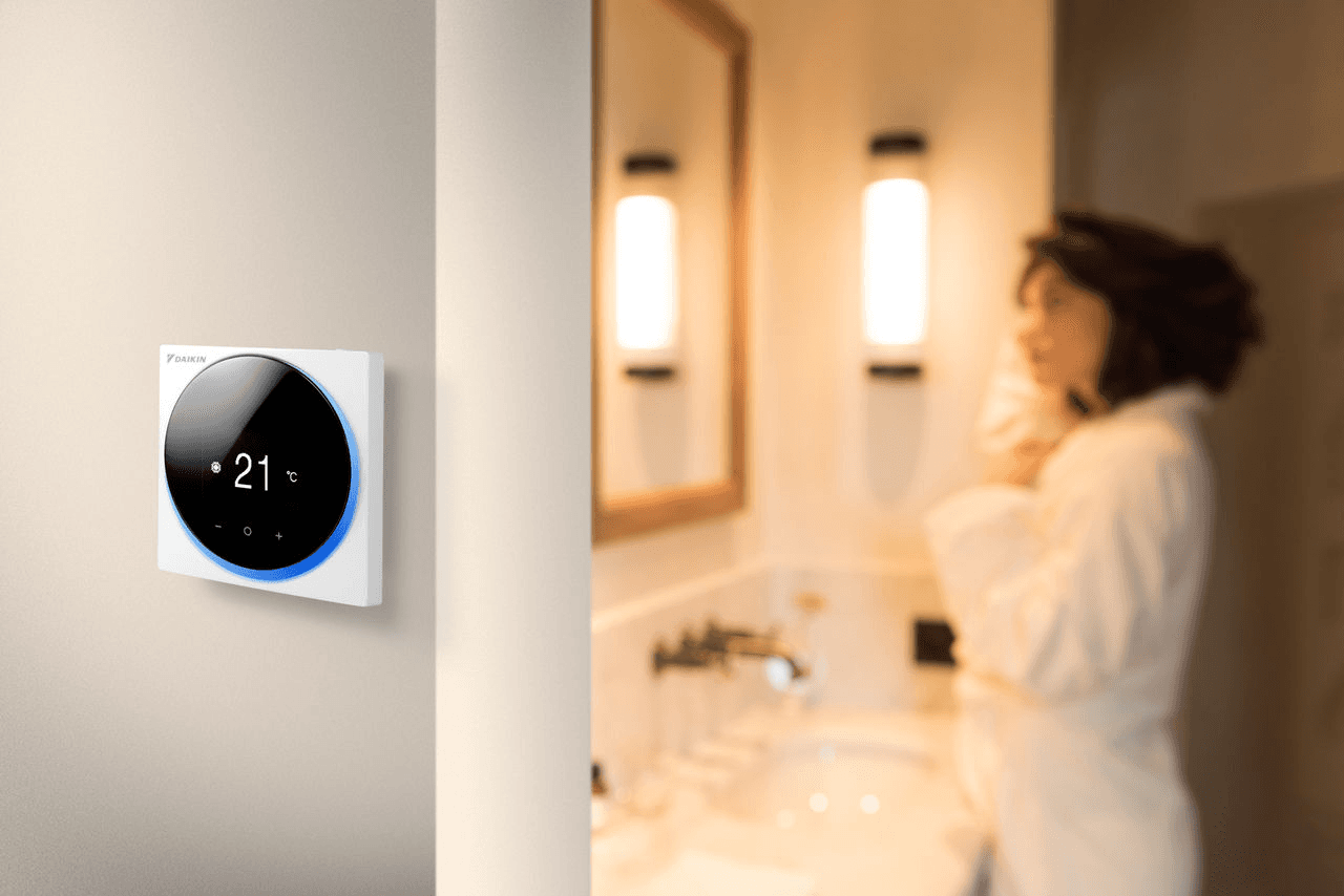 Kaapeloitu termostaatti Daikin Madoka BRC1H52W viitenumerolla BRC1H52W brändiltä DAIKIN