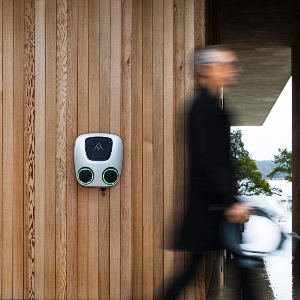 Sähköauton kaksoislaturi wifi-yhteydellä 2 x 22kW Charge Amps Aura -pistorasiat viitenumerolla 101010 brändiltä CHARGE AMPS